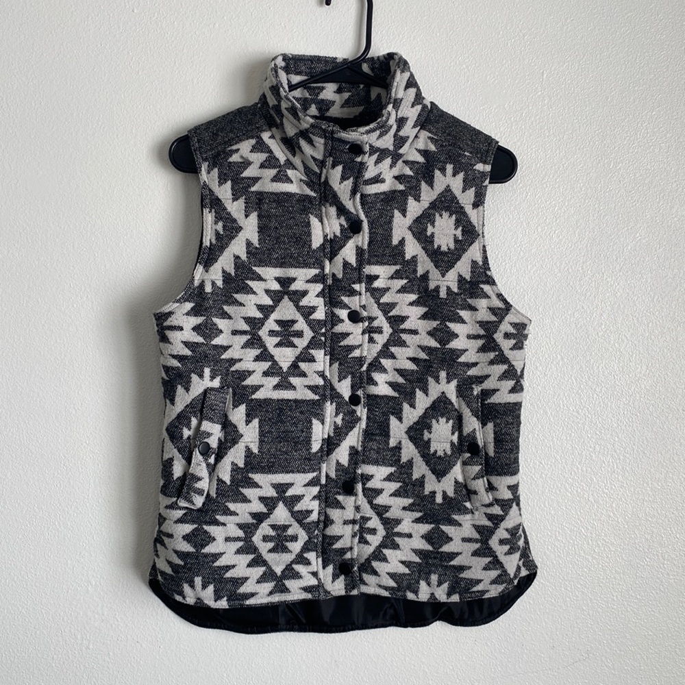 BE COOL Gray and white Southwest Aztec Print Lined Full Zip Snap Vest Medium